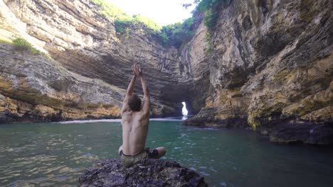 Hombre-Haciendo-Yoga.